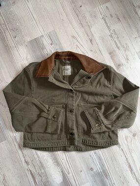 Abercrombie&Fitch Women's Short Twill Barn Jacket, Size Medium